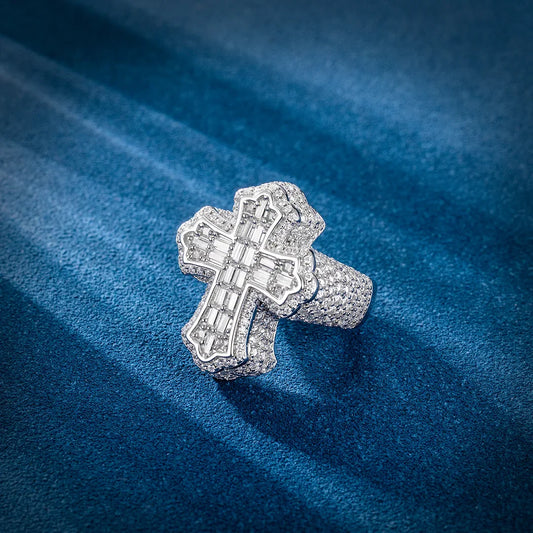 Ring mit Kreuz aus Moissanit im Baguette-Schliff S925