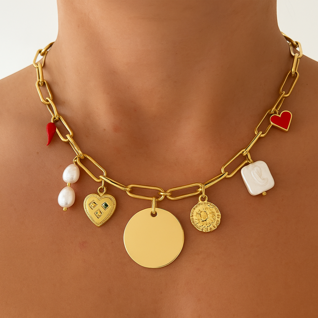 Personalizovaný letný náhrdelník s kovovými príveskami