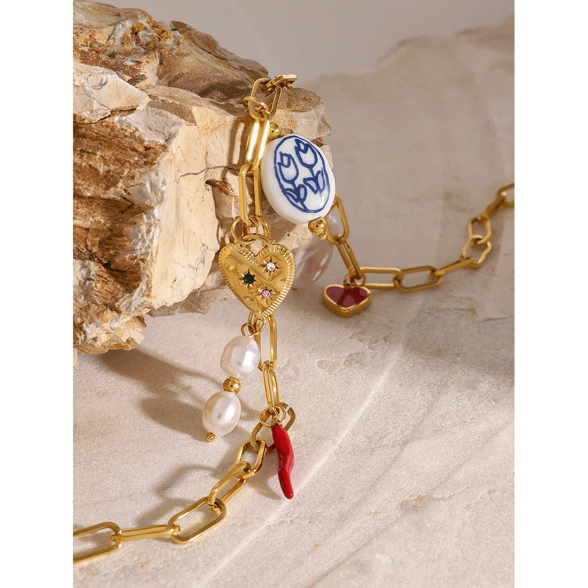 Personalizovaný letný náhrdelník s kovovými príveskami