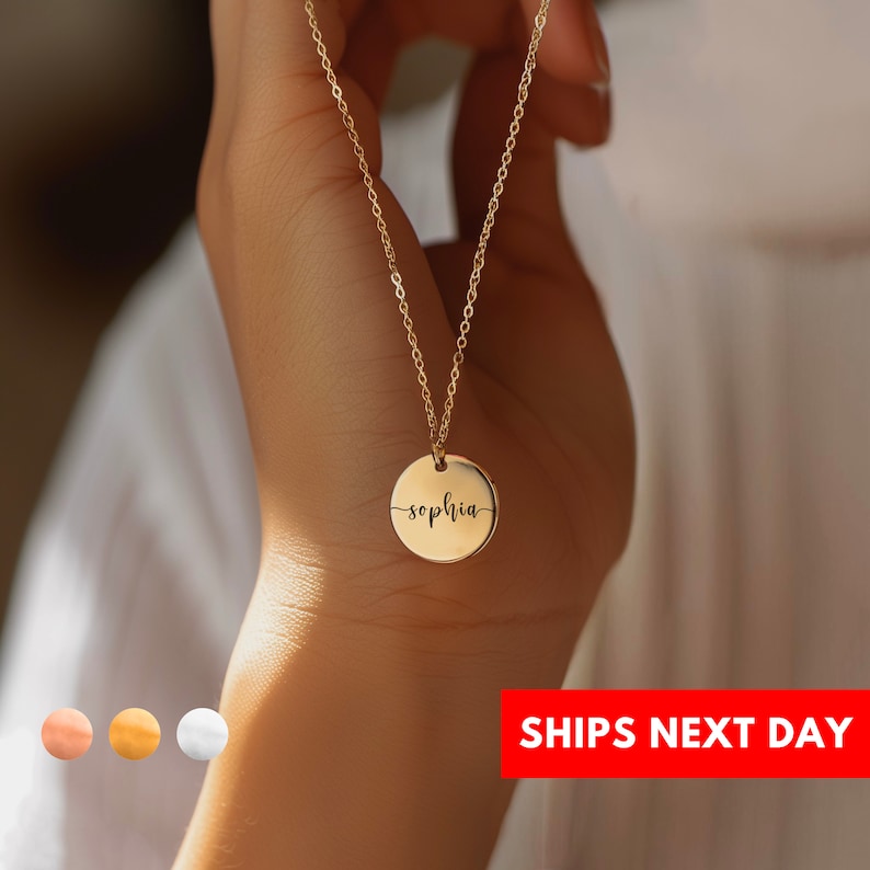 Personalizovaný náhrdelník so zaoblenou mincou a gravírovaným menom – šperk